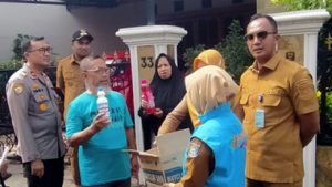 Polisi Bagikan Sembako-Cairan Desinfektan ke Warga Terdampak Banjir Ciputat