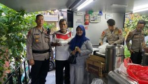 Polda Metro Dirikan Dapur Umum Bantu Korban Banjir di Bekasi