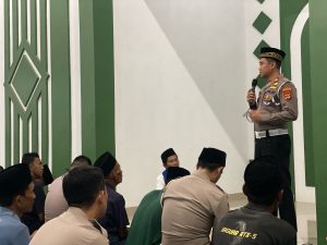 Sholat Tarawih Keliling, Kasat Lantas Polres Pringsewu Sampaikan Imbauan Keselamatan Berlalu Lintas