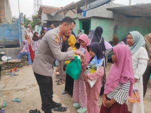 Kepedulian di Bulan Ramadan, Kapolres Pringsewu Salurkan Bantuan untuk Warga