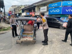 Kapolres Pringsewu Bagikan Makanan Berbuka Puasa kepada Tukang Becak dan Pengguna Jalan