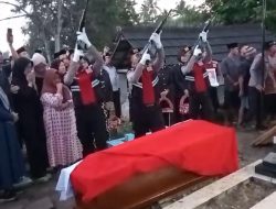 Proses Pemakaman AKP Anumerta Lusiyanto dan Aipda Anumerta Petrus Berlangsung Khidmat