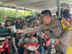 Polisi Sambangi Pemudik Roda Dua, Bagikan Susu dan Eskrim untuk Anak.