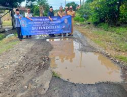Anggota DPRD Lamsel dari Fraksi NasDem, Suhadirin, meninjau kondisi jalan rusak di Dusun Sukabakti