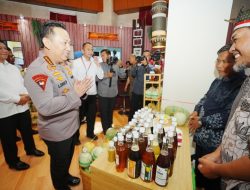BUKA RAKERNIS DENSUS 88, KAPOLRI KUNJUNGI STAND USAHA MILIK EKS NAPI TERORIS