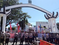 Aksi di Kejati Lampung : Gembok dan Rubik mendesak Beberapa Laporan Dugaan KKN Diusut Tuntas