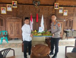 Kapolres Pringsewu Beri Kejutan Ulang Tahun untuk Bupati Pringsewu