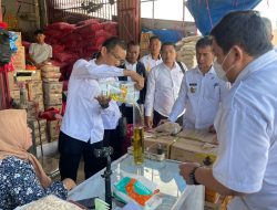 Cegah Kecurangan, Polres dan Koperindag Pringsewu Lakukan Monitoring Distribusi dan Harga Sembako di Pasar Sarinongko