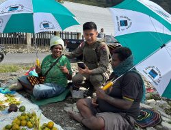 Senyum Mama-Mama Papua Saat Bripda. Rafly Personel Ops Damai Cartenz-2025 Ulurkan Payung