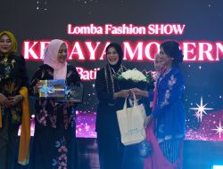 Wakil Bupati Bojonegoro Perkenalkan Batik PDH “Obor Sewu” di Fashion Show Kebaya Modern