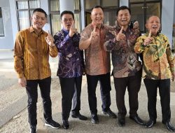 Aries Sandi DP Terekam Berpose Satu Jari Bersama Tim Supri-Suri, Dukungan Beralih