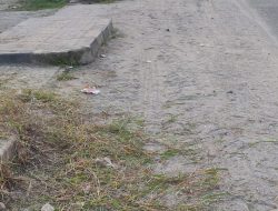 Pasir Menumpuk di Jalan Alteleri Pringsewu, Warga dan Pengendara Keluhkan Bahaya