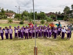 Pj Kakon Ajak Anak TK Nyanyikan Indonesia Raya saat Kunjungan ke Balai Pekon