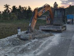 Warga Timbun Jembatan Jebol di Desa Mekar Mulya Secara Swadaya