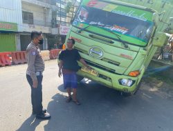 Truk Box Terperosok di Simpang Empat Pasar Induk Pringsewu, Lalu Lintas Tersendat