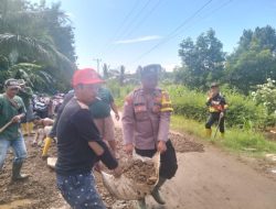 Bhabinkamtibmas Pekon Fajar Mulia Gotong Royong Perbaiki Jalan Rusak Akses Penghubung Antar Kecamatan