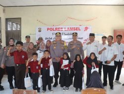Polri Peduli Pendidikan Meriahkan Hari Bhayangkara ke-79 Siswa SDN Penengahan kelas Jauh Gunung Botol.