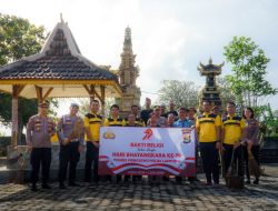 Sambut Hari Bhayangkara ke-79, Polres Pringsewu dan Polsek Gadingrejo Gelar Aksi Bersih-Bersih di Pura Giri Sutra Mandala