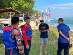 Jamin Rasa Aman Wisatawan WSL Krui Pro, Polisi Gencarkan Patroli Jalan Kaki di Pantai Karang Nyimbor