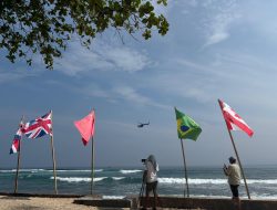 Ditpolairud Polda Lampung Lakukan Patroli Udara dengan Helikopter Polri untuk Pengamanan WSL Krui Pro 2025