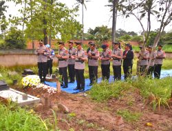 Ziarah Penuh Haru, Kapolda Lampung Kenang Briptu Ghalib yang Gugur dalam Penggerebekan Judi Sabung Ayam