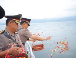 Polda Lampung Gelar Upacara Ziarah dan Tabur Bunga di Laut, Peringati Hari Bhayangkara ke-79
