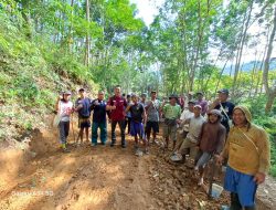 Warga Margajaya dan Rawa Agung Gotong Royong Perbaiki Jalan Rusak