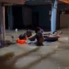 Ibu Hamil Hendak Melahirkan Dievakuasi Polisi Dengan Pelampung dan Ban