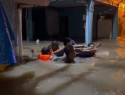 Ibu Hamil Hendak Melahirkan Dievakuasi Polisi Dengan Pelampung dan Ban