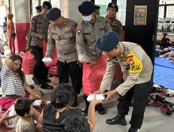 Brimob Gelar Dapur Lapangan di Kampung Melayu, Bantu Warga Terdampak Banjir
