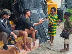 Wujud Kepedulian, Satgas Ops Damai Cartenz Ajak Anak-anak di Paniai Berbagi Keceriaan