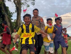 Satgas Ops Damai Cartenz Bangun Kedekatan Lewat Bermain Sepak Bola Bersama Anak-Anak Mimika