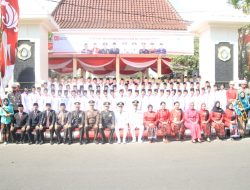 Dalam HUT RI ke – 80 Bupati Bojonegoro, Setyo Wahono, Menyerahkan SK Remisi Kepada 250 Warga Binaan