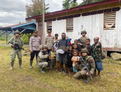 Satgas Ops Damai Cartenz Sambangi Kampung Apom Kiwirok, Salurkan Bantuan Bibit Tanaman dan Alat Tulis