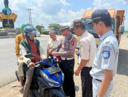 Sambut HUT RI ke-80, Polres Pringsewu Bagikan Bendera Merah Putih ke Pengendara