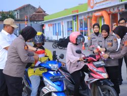 Polda Lampung Bagikan Ribuan Bendera Merah Putih Jelang HUT RI ke-80