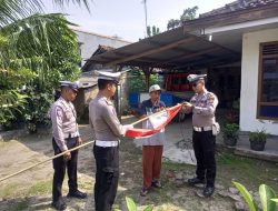 Tak Sekadar Imbau, Polisi Pringsewu Turun Tangan Pasang Bendera di Rumah Warga