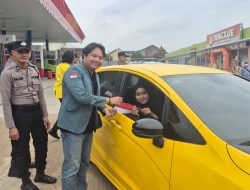 Semarak Kemerdekaan, Polri dan Mahasiswa Bagikan Ratusan Bendera Merah Putih di Jalan Ryacudu
