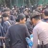 Humanis, Polisi Bagikan Air Pada Massa Aksi Unjuk Rasa di DPR