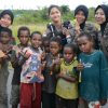 Polwan Satgas Ops Damai Cartenz Berikan Sentuhan Humanis Bersama Anak-Anak Nduga