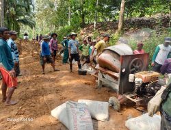 Warga Margajaya dan Rawa Agung Gotong Royong Cor Jalan 180 Meter