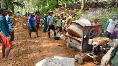Warga Margajaya dan Rawa Agung Gotong Royong Cor Jalan 180 Meter