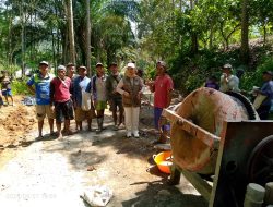 Ibu Dinar DPRD Lambar Disambut Hangat Warga Saat Tinjau Pengecoran Jalan