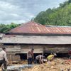 Brimob Polda Lampung Terjunkan Personel Bantu Evakuasi Warga Terdampak Banjir di Lampung Barat