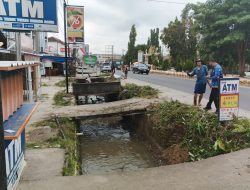 Camat Pringsewu Pimpin Pembersihan Saluran Irigasi di Jalan Sudirman