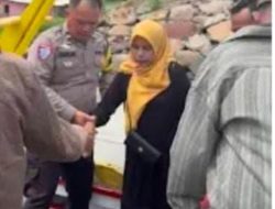 Bhabinkamtibmas Sigap Evakuasi Penumpang KMP di Dermaga Canti