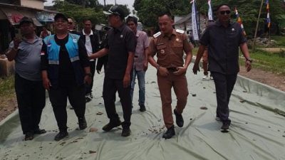 Uspika Katibung dan Anggota DPRD Lampung Selatan Tinjau Pembangunan Rabat Beton Simpang Kates – Babatan