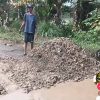 Tamparan untuk Bupati: Warga Kubur Jalan Rusak di Pesawaran