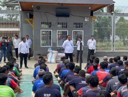 Kalapas Dharmasraya Beri Arahan dan Bagikan Sabun serta Pakaian kepada WBP di Blok Hunian