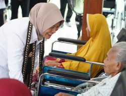 Dinas Sosial Menyalurkan Bantuan kursi Roda Secara Simbolis Untuk kelompok Rentan